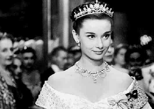 60年前女神赫本昔日的一組瑜伽照火遍網(wǎng)絡(luò)